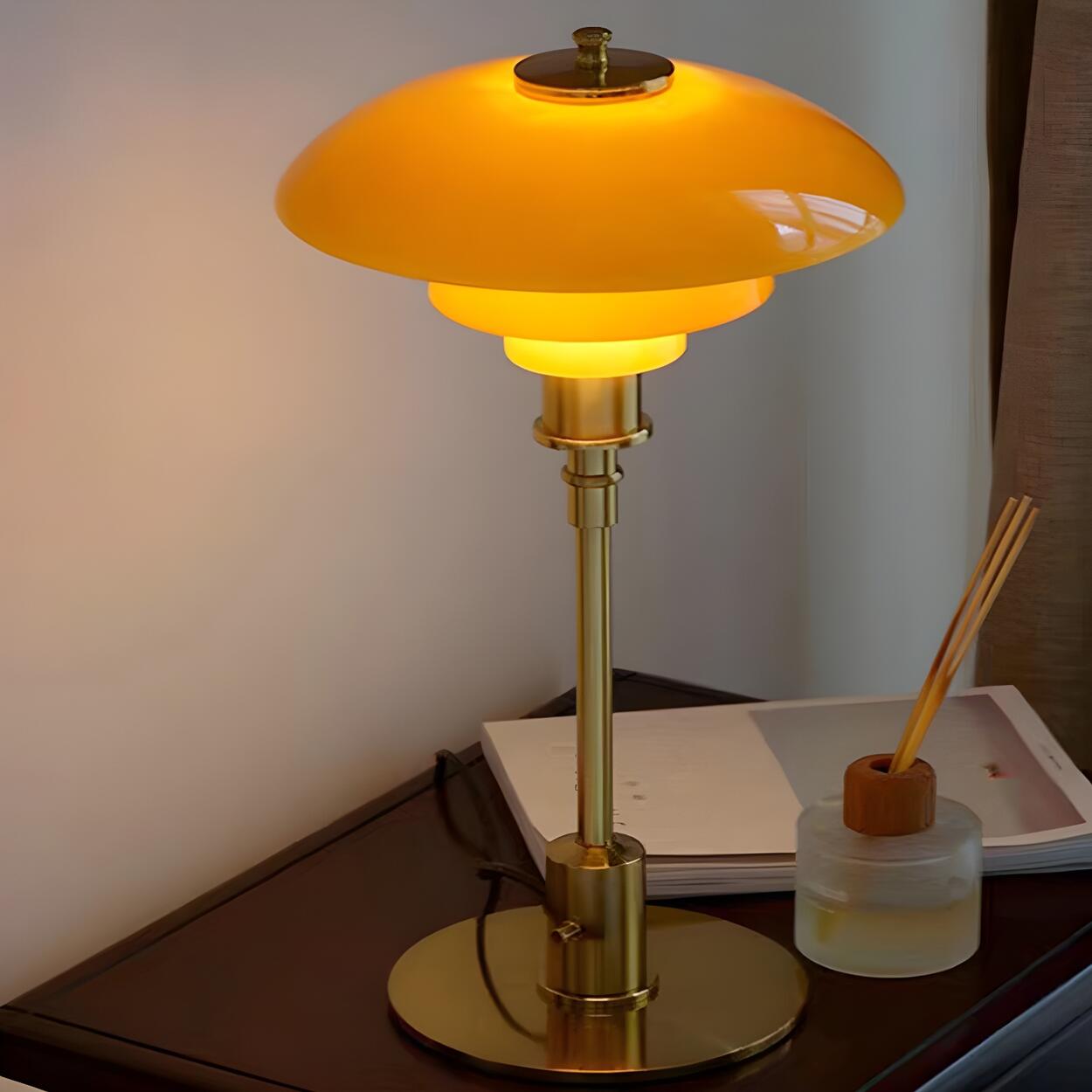 Vintage Tafellamp met Meerlagige Glazen Kap in Amber en Gouden Voet – Moderne Design Bedlamp | Restfield